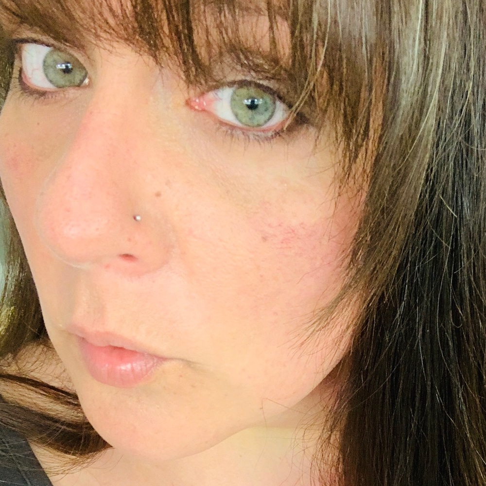 Meet your Posher, Kim 🌺🌻